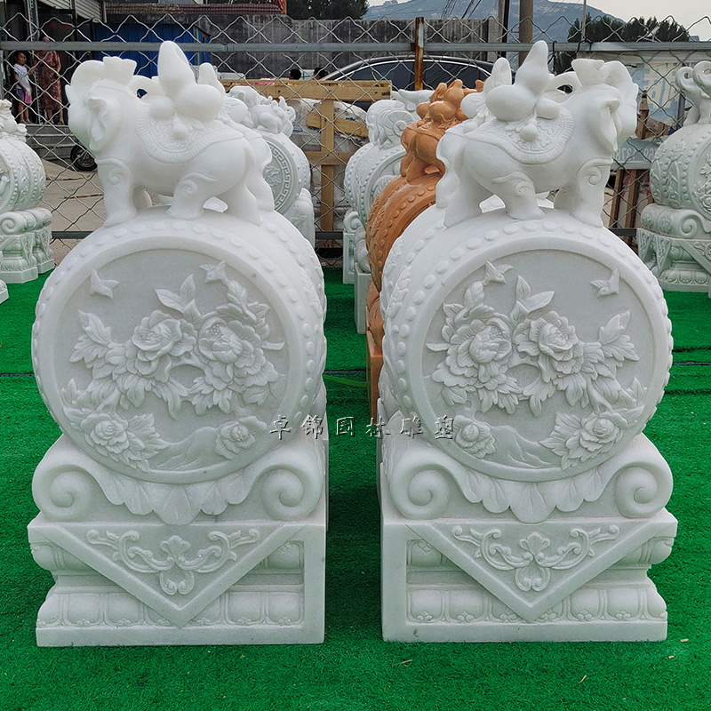 A pair of stone sculpture door hugging drums A pair of Hanbai jade door hugging drums Astragalus azure stone house decoration at the door of the villa