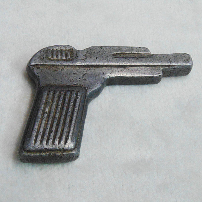 Old objects movie and TV props nostalgic memories of past childhood Cultural Revolution Fairy Tales Aluminum Children Toys Small Pistols