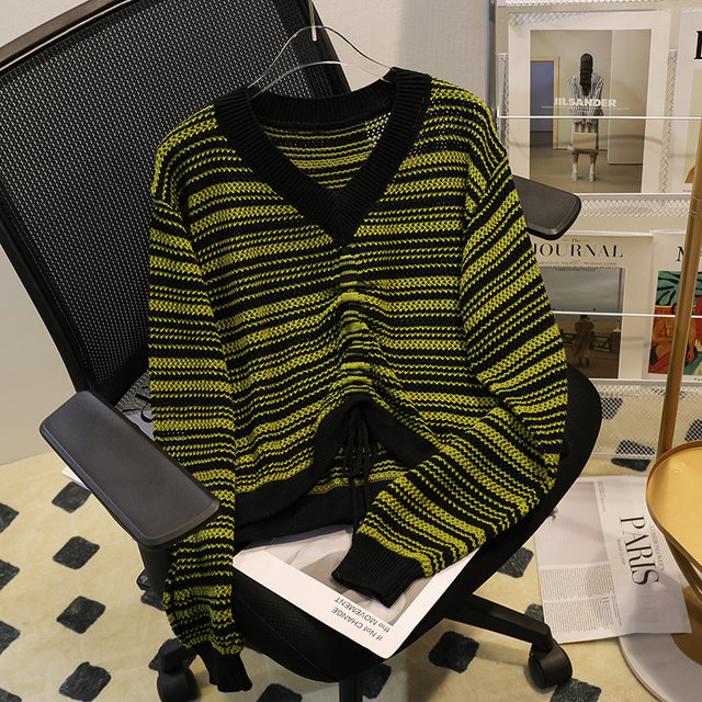 ເສື້ອເຊີດຄໍ V ສໍາລັບແມ່ຍິງພາກຮຽນ spring ແລະດູໃບໄມ້ລົ່ນປີ 2024 ໃຫມ່ ins drawstring bottoming shirt contrasting striped sweater ວ່າງນອກ.
