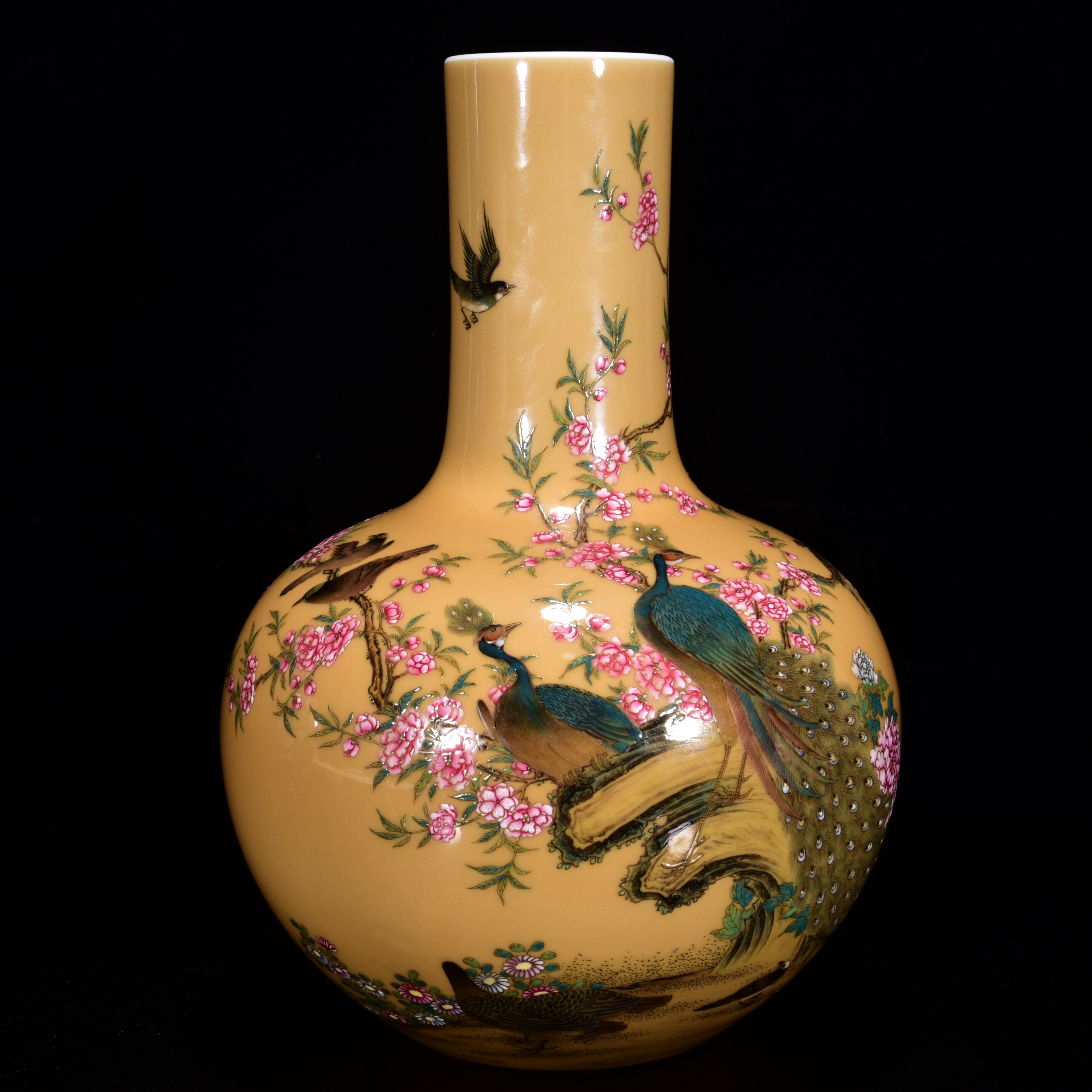 清雍正米黄釉粉彩孔雀花卉纹天球瓶古玩古董精品瓷器老货旧货