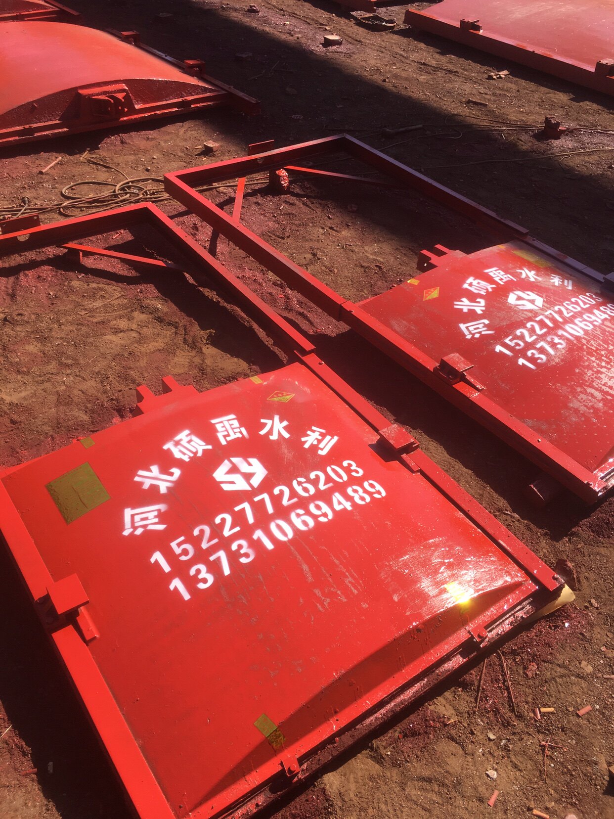 Gate hoist Cast iron gate integrated trash rack Screw flashlight hoisting machine Stainless steel shutter door