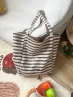 Круглый твидовый двусторонний вертикальный стиль в коричневые полоски.