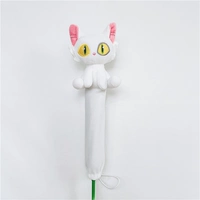 Пощечивание белой кошки