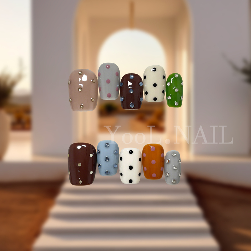[草間彌生] Handmade Wearable Nail Art Polka Dot Diamond Short Nail Stickers Removable Multi-Color High-End