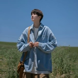 Синяя рубашка, куртка, изысканный стиль