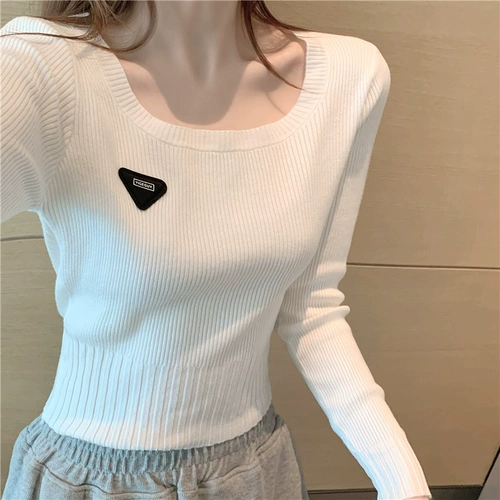 Трикотажный приятный телу демисезонный сексуальный свитер, высокая талия, облегающий крой, квадратный вырез, высокий воротник