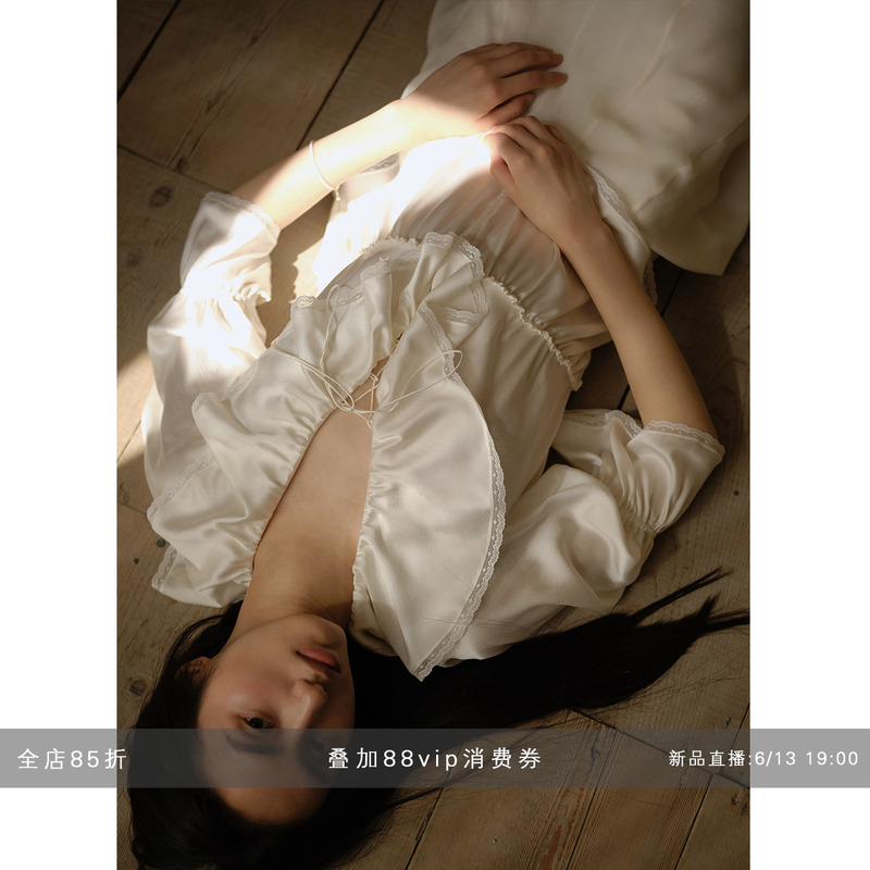 Commuse Memory『Rime Ballad』Elegant Ruffled Lace V-Neck Shirt Silk Top Commuse Memory『Rime Ballad』Elegant Ruffled Lace V-Neck Shirt Silk Top