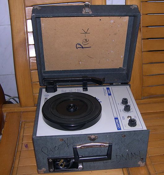 American Antique Electric Record Machine 4 Speed With Antique Full Frequency Horn