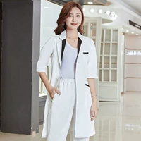 Белый с черным воротником седьмой рукав