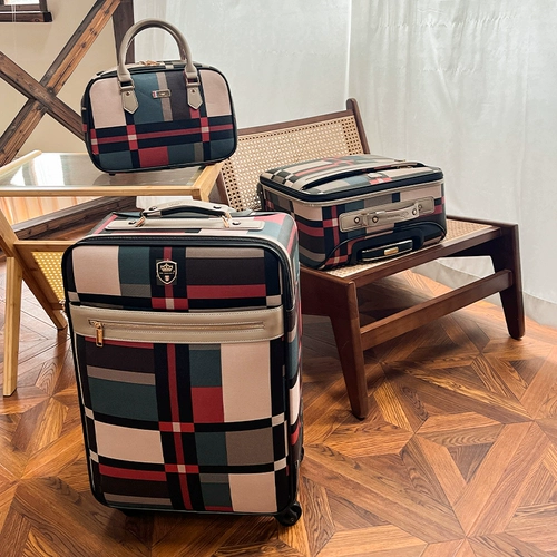 米格堡 Вместительный и большой чемодан