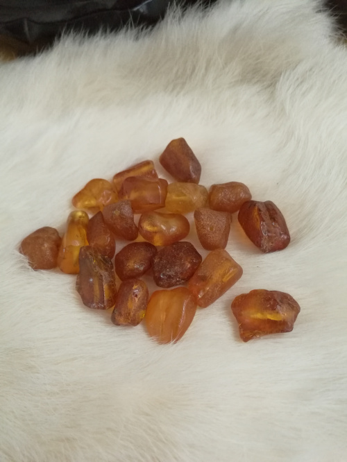 Baltic natural stone amber beeswax raw ore pendant has been punched and can be worn directly.