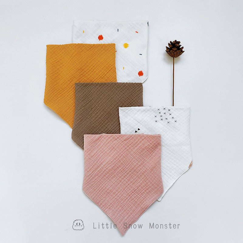 little Monste newborn baby in triangle cotton gauze baby mouth pure cotton towel