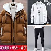 Пуховик, белый свитер, флисовые штаны для отдыха