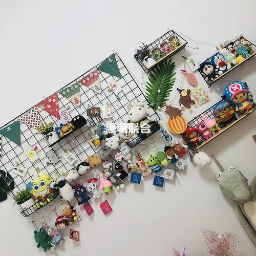 Девушка -сердце кукол на полке сетка красная спальня живая фоновая фоновая фона стена Даосская студенческая общежитие висящая настенная железная сетка