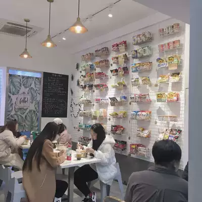 Simple instant noodle cargo rack subnet red instant noodle canteen placed on the wall iron grid rack hanging basket