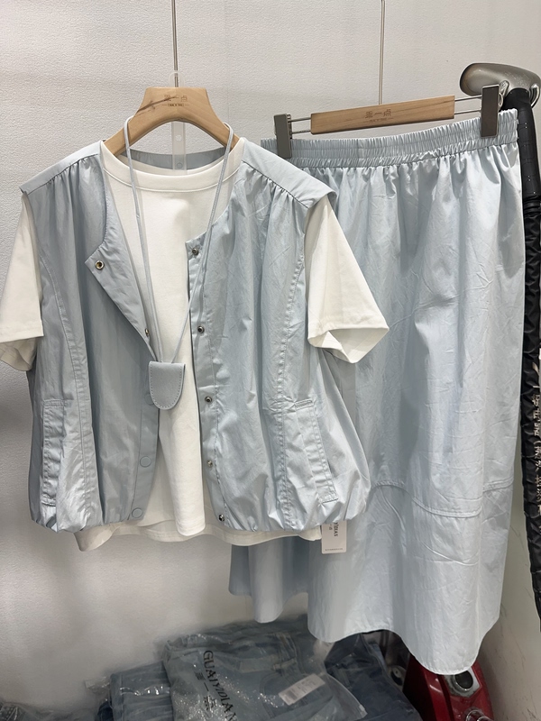 2026 Summer New Loose Casual Round Neck T-Shirt + Sleeveless Vest + High-Waisted Slimming Skirt Three-Piece Set