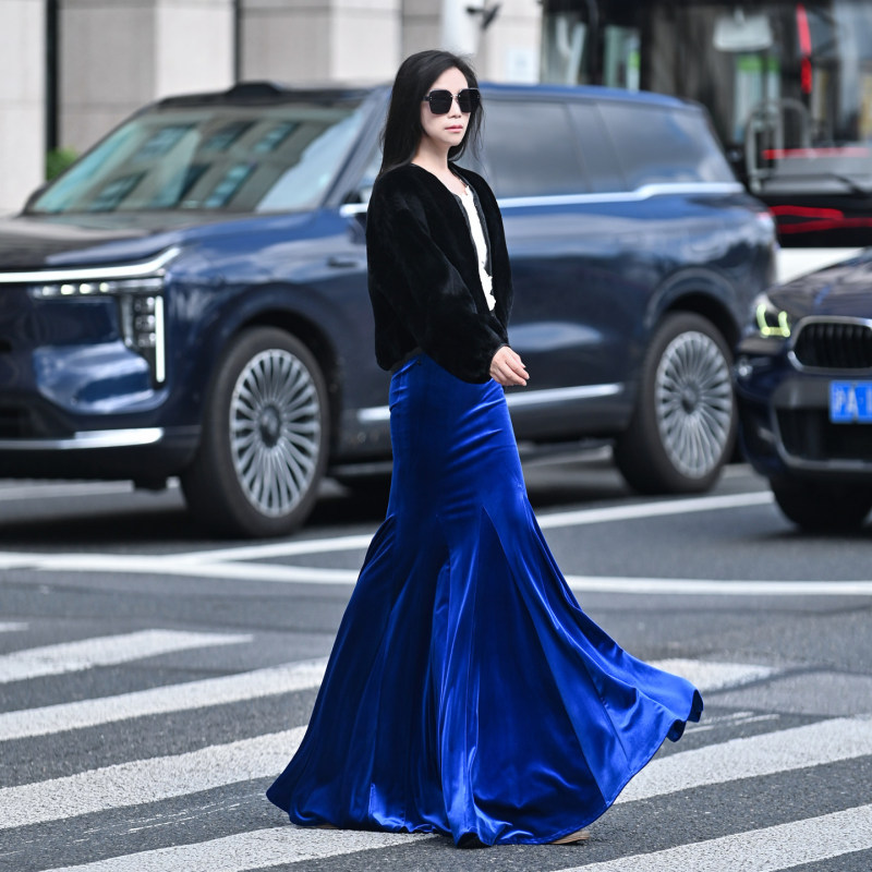 Autumn and Winter High-End Sapphire Blue Gold Velvet Mermaid Skirt, Three-Dimensional Cut, Extra-Long, Extra-Large Hem Fishtail Skirt