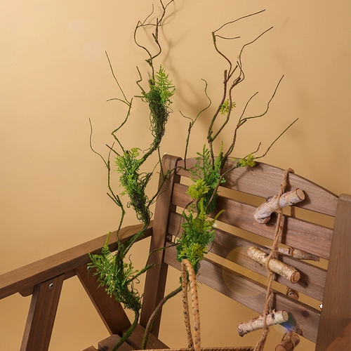 Имитационное дерево Ратан Каттан Ратан Ратан Фалан Фона Цветочный украшение ветвей и ветвей мха.