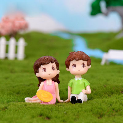 New micro-landscape creative plastic crafts cute characters looking up at couples gardening potted plants home accessories