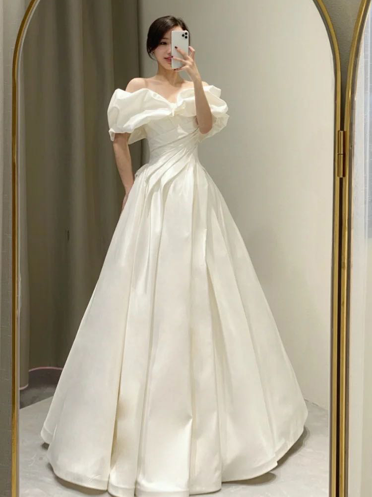 White elegant wedding dress, lace veil, open shoulders, fitted, lace dress