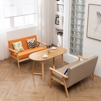 Два двойных стулья+эллиптические цветные замечания стола.