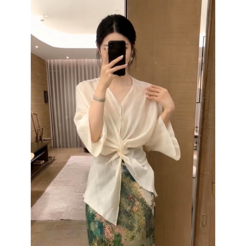 Irregular Luxury Twist Sun-Protective Shirt for Women, New Summer Style, Unique and Stylish, Waist-Cinching, Slimming, Versatile Top