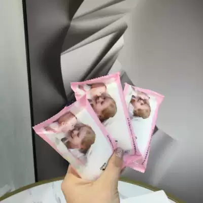 It's really convenient to carry out the door, multi-purpose pocket wipes, a pack of 15 pieces