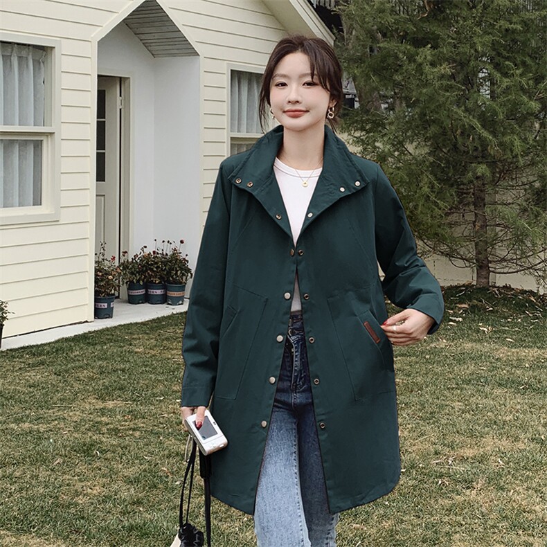 2025年秋季宽松型常规日韩休闲中长款长袖立领单排扣纯棉面料风衣，女装风衣，秋牧寒烟