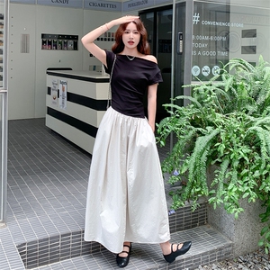 赫本风黑色一字领连衣裙女夏2025新款撞色设计感爆款流行a字裙图片