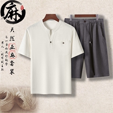 白色上衣＋深灰短裤