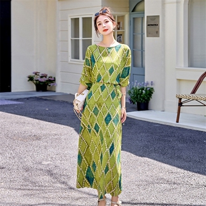 法式复古气质碎花连衣裙女2026夏季新款收腰显瘦高级感中长款裙子图片