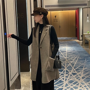 2025年秋季新款百搭女士带兜POLO领一粒扣中长款无袖大衣图片