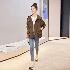 大牌断码正品撤柜女2024秋季宽松连帽插肩袖短款外套长袖减龄风衣，女装短外套，依万里