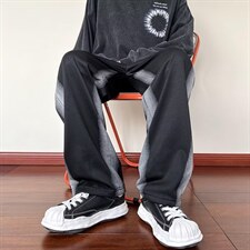 黑色