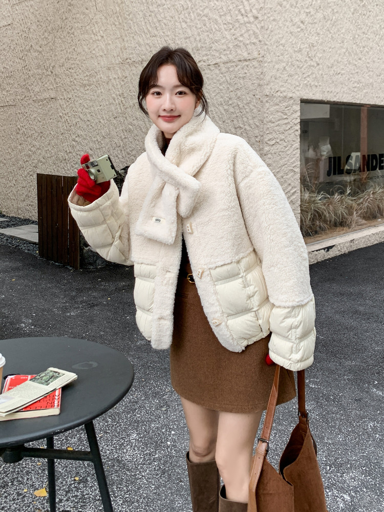 现货-2025年冬季新款羊羔毛拼接羽绒服女90白鸭绒外套配围巾,女装羽绒服,霓裳依族