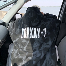 黑色