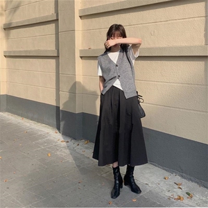 时尚百搭女士秋冬四扣V领开衫马甲单排扣纯色简约毛衣背心外套图片