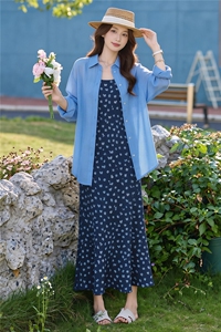 蓝色苎麻长袖衬衫度假风碎花吊带连衣裙两件套女夏慵懒风时尚套装图片