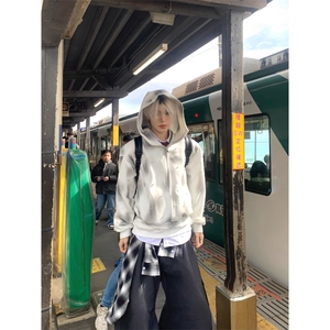 珍珠点缀个性脏染喷绘连帽拉链卫衣WY242特P58,新品牌女装搭配图片