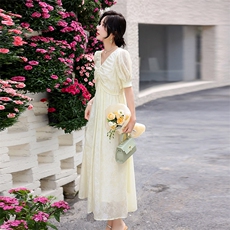 高级感连衣裙2024女装夏新款高端气质洋气女神范高腰显瘦裙子，女装连衣裙，流量+