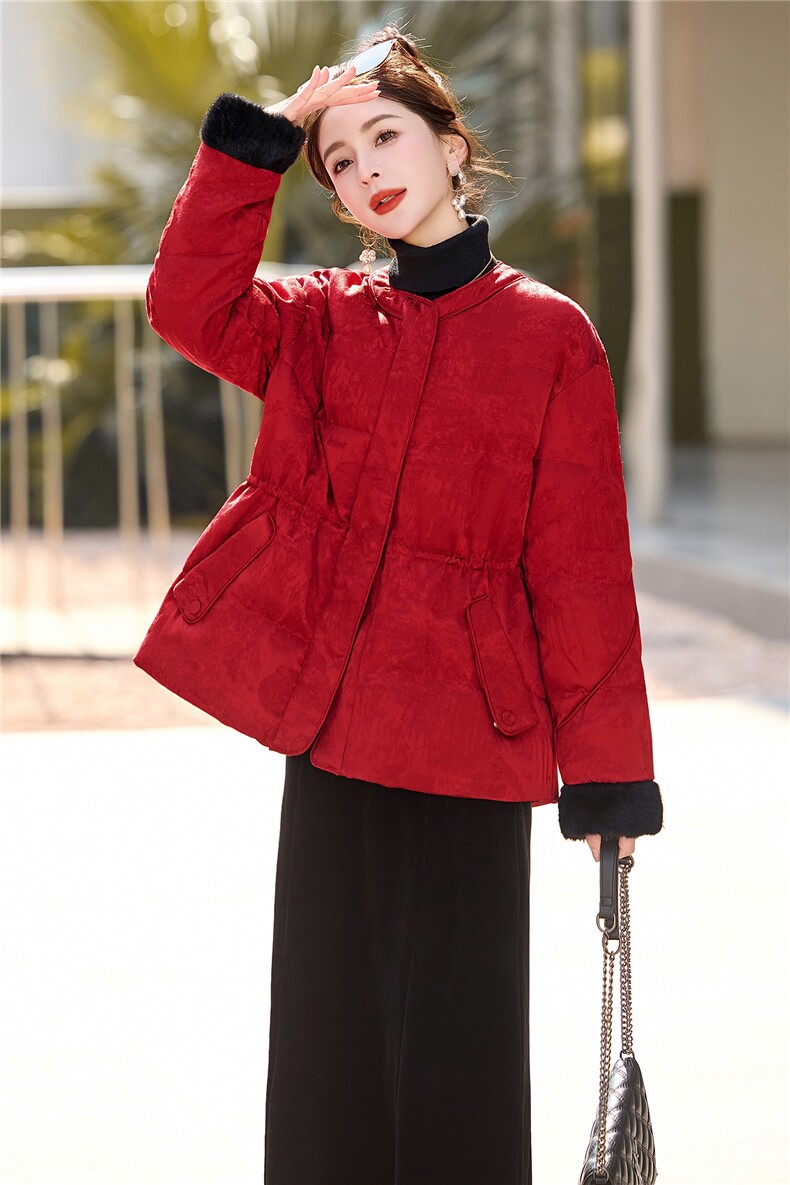 大货已出2025圣诞90羽绒服女冬新款收腰新中式淑女圆领中长款外套,女装羽绒服,依万里