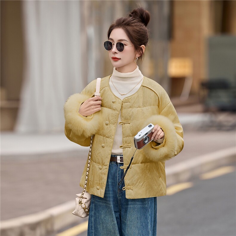 2025冬新款90白鸭绒新中式配真狐狸毛毛袖短款羽绒服外套,女装羽绒服,瑶迪依秀