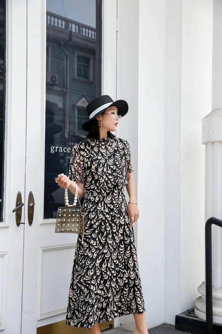 碎花气质连衣裙，女装连衣裙，蓝芝衣秀