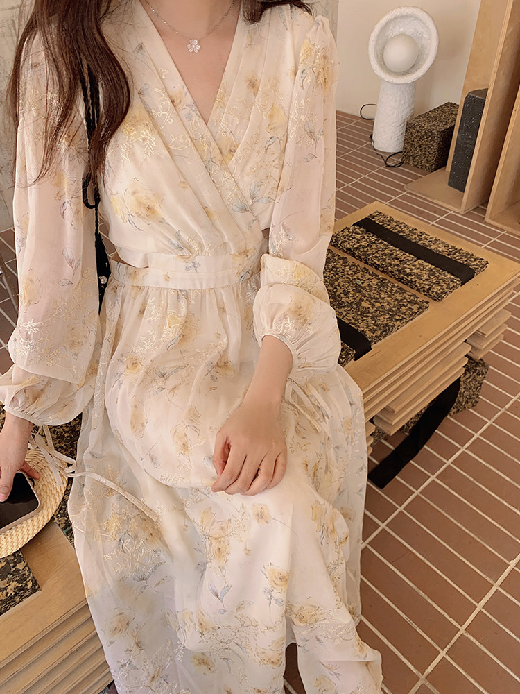 茶歇法式v领碎花连衣裙女2025夏季新款小心机露腰气质显瘦长裙潮,女装连衣裙,浙宝305