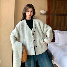 韩系浅灰色配围巾v领毛呢外套女秋冬2025新款设计减龄时髦厚大衣，女装毛呢外套，纯色衣恋