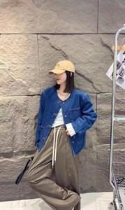 现货春夏款牛仔外套图片