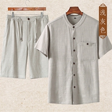 浅灰上衣＋浅灰短裤
