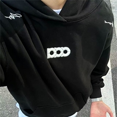 黑色