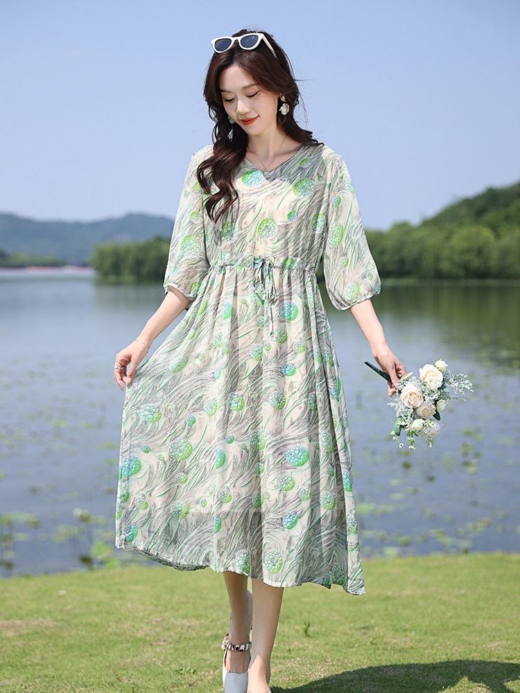 高端时尚V领碎花天丝雪纺连衣裙女2025夏季新款宽松显瘦度假裙子,女装连衣裙,凝聚力