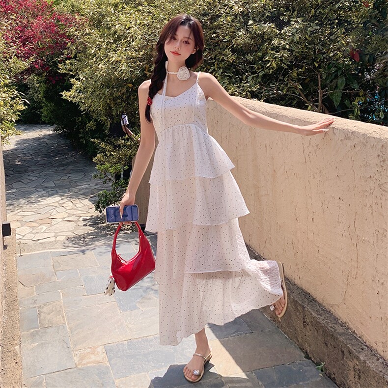 绝美休闲显瘦度假连衣裙2025年夏季新款法式立体刺绣挂脖蛋糕裙潮,女装连衣裙,2C030